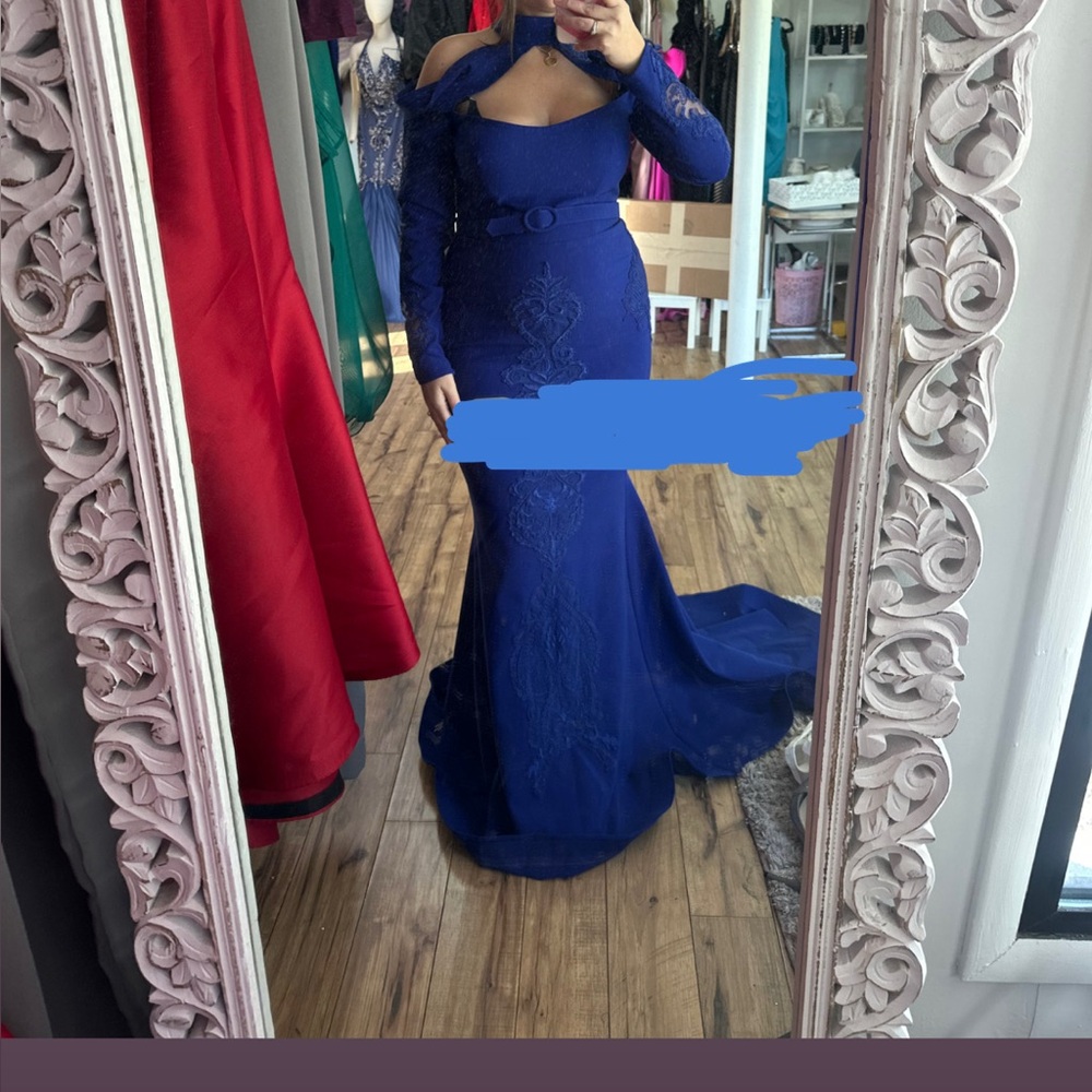 Elegant Royal Blue Lace Evening Gown